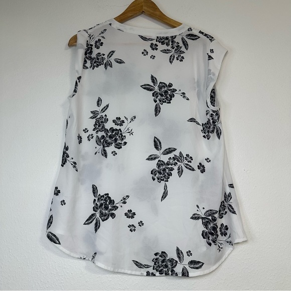 Candie's Casual Monochrome Floral Sleeveless Blouse - Picture 3 of 11